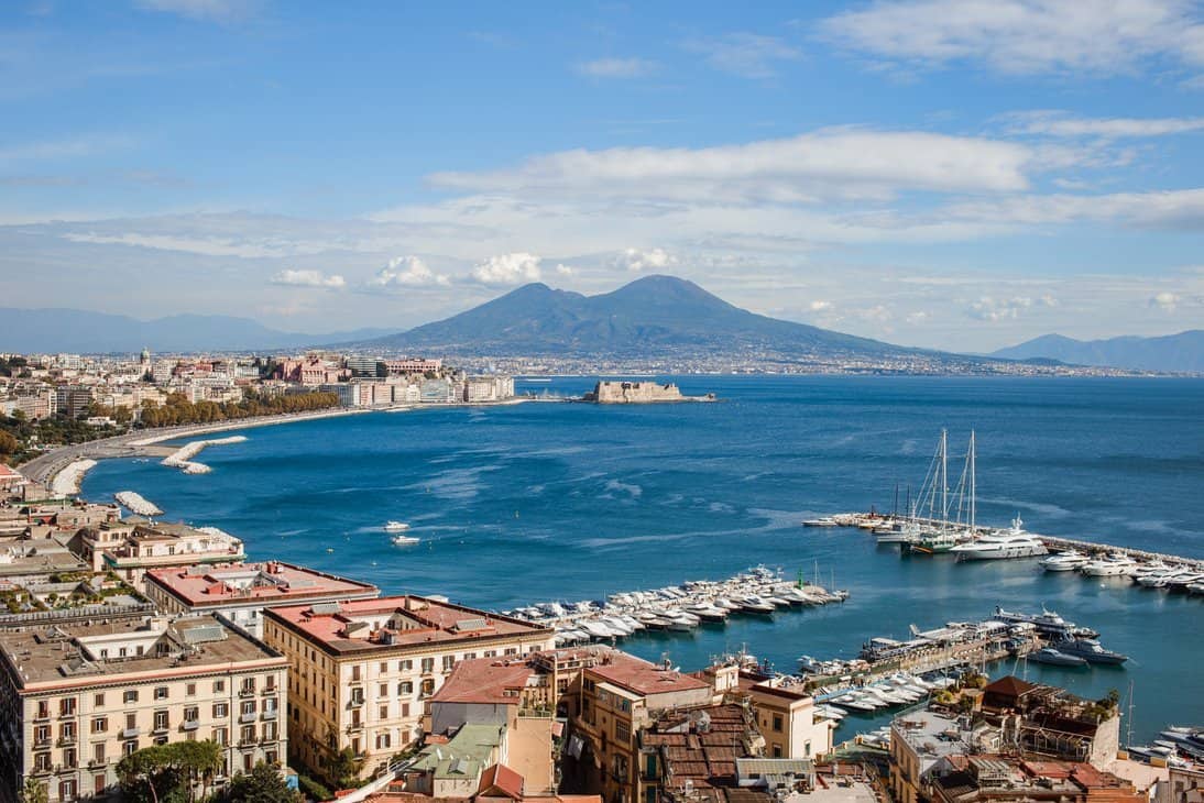Il golfo di Napoli con il Vesuvio e Castel dell’Ovo